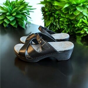 Dansko Leather Selah Comfort Mules Sandals with Cushioned Footbed.
